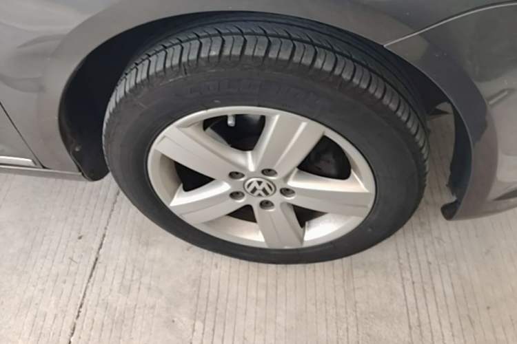 Used Volkswagen Touran 2015 1.4T DSG Comfort Edition 5 Seats Right Front Wheel Hub