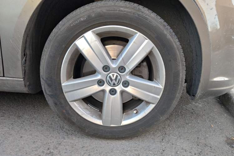 Used Volkswagen Touran 2015 1.4T DSG Comfort Edition 5 Seats Right Front Wheel Hub