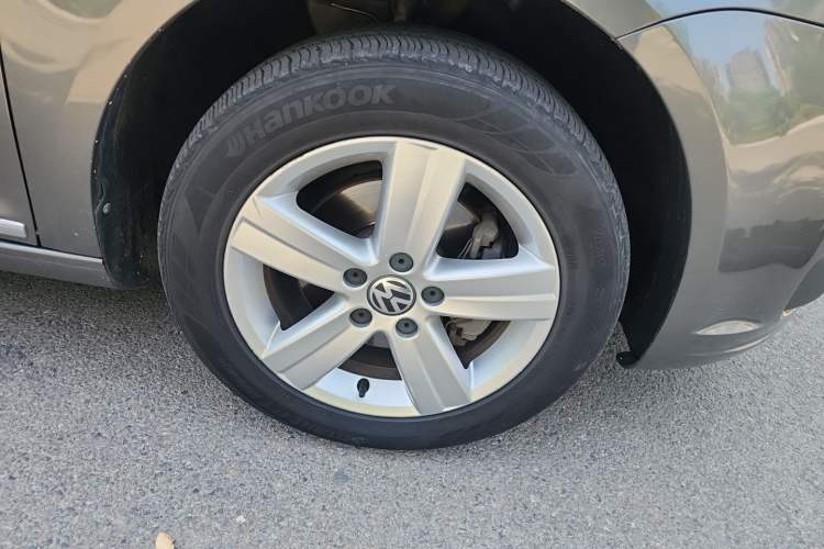 Used Volkswagen Touran 2015 1.4T DSG Comfort Edition 5 Seats Right Front Wheel Hub
