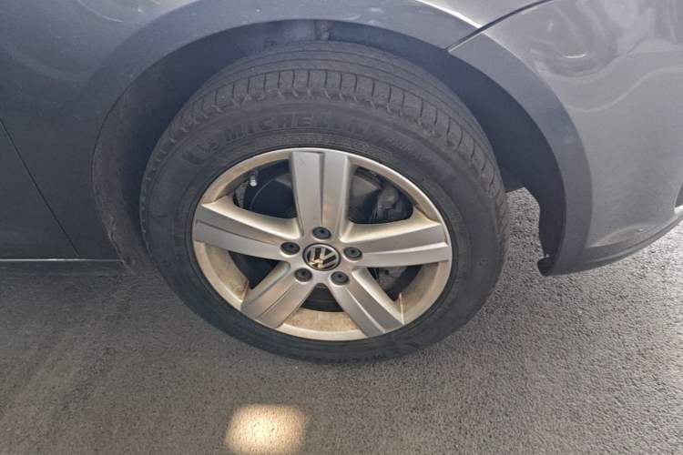 Used Volkswagen Touran 2015 1.4T Manual Fashion Edition 5-Seater Right Front Wheel Hub