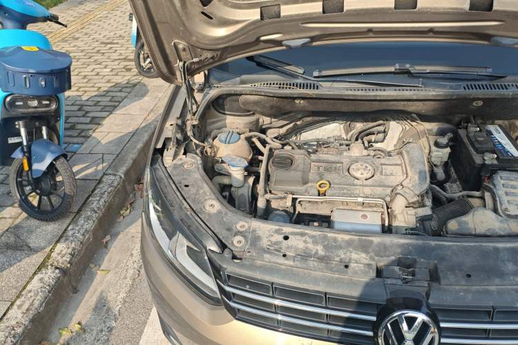 Used Volkswagen Touran 2015 1.4T Manual Comfort Edition 5-Seater Engine Bay Right