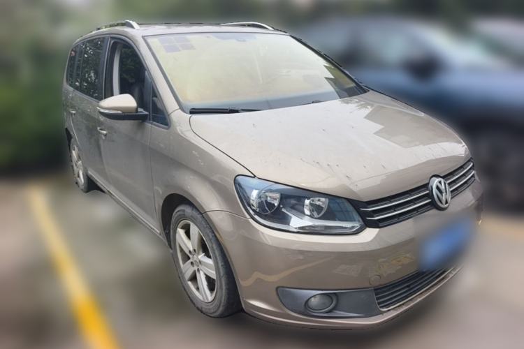 Used Volkswagen Touran 2015 1.4T DSG Comfort Edition 5 Seats Front Right 45 Deg