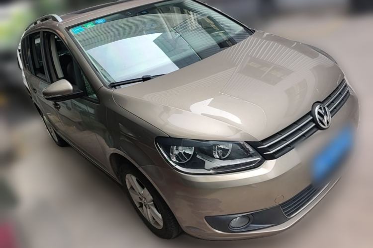 Used Volkswagen Touran 2015 1.4T DSG Comfort Edition 5 Seats Front Right 45 Deg
