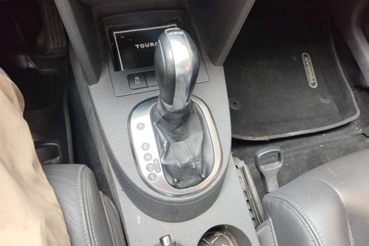 Used Volkswagen Touran 2015 1.4T DSG Comfort Edition 5 Seats Gear Lever