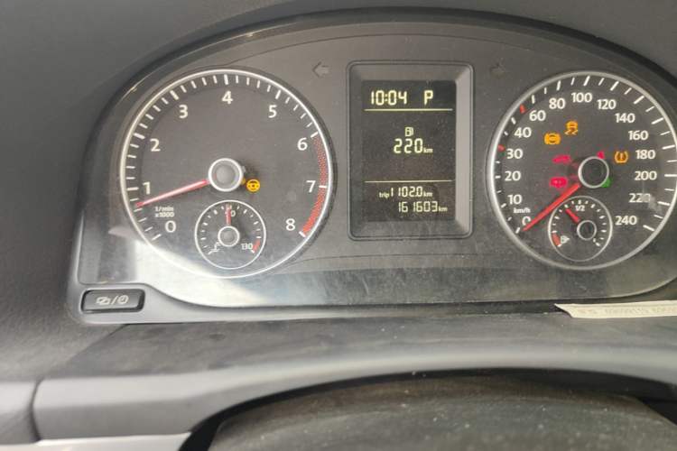 Used Volkswagen Touran 2015 1.4T DSG Comfort Edition 5 Seats Odometer Close Up