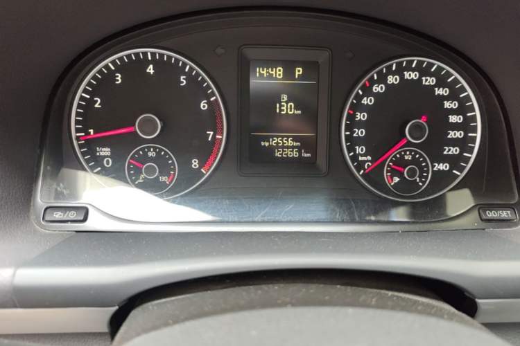 Used Volkswagen Touran 2015 1.4T DSG Comfort Edition 5 Seats Odometer Close Up