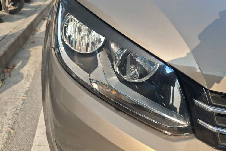 Used Volkswagen Touran 2015 1.4T Manual Comfort Edition 5-Seater Right Front Headlight