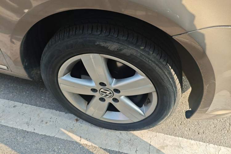 Used Volkswagen Touran 2015 1.4T Manual Comfort Edition 5-Seater Right Front Wheel Hub