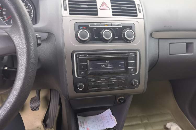 Used Volkswagen Touran 2015 1.4T Manual Fashion Edition 5-Seater Audio And AC Panel