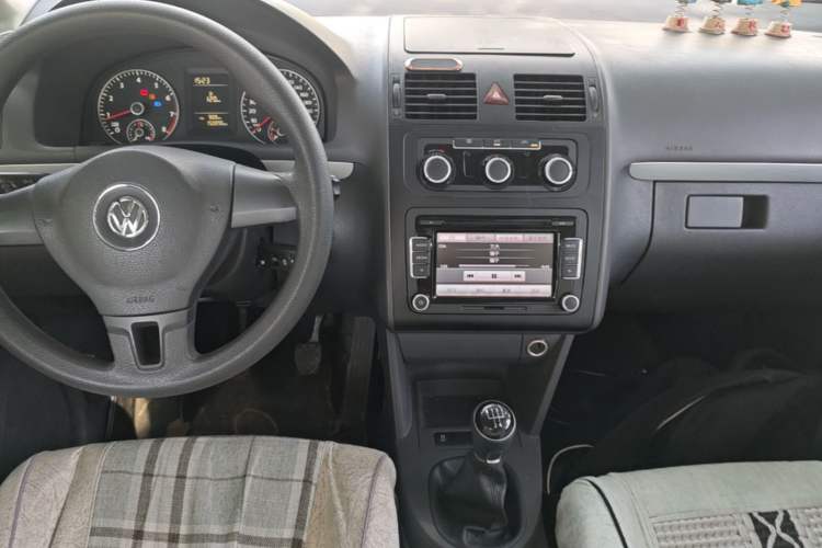 Used Volkswagen Touran 2015 1.4T Manual Fashion Edition 5-Seater Audio And AC Panel