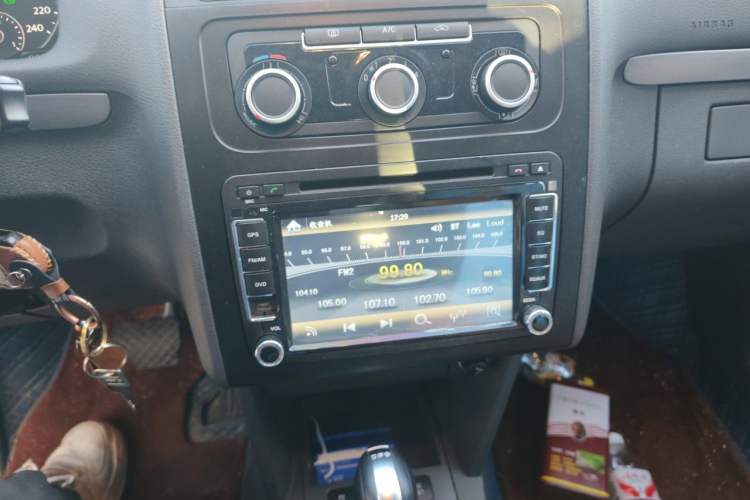 Used Volkswagen Touran 2015 1.4T DSG Comfort Edition 5 Seats Audio And AC Panel