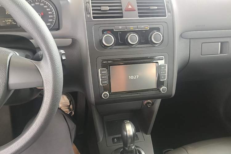Used Volkswagen Touran 2015 1.4T DSG Comfort Edition 5 Seats Audio And AC Panel