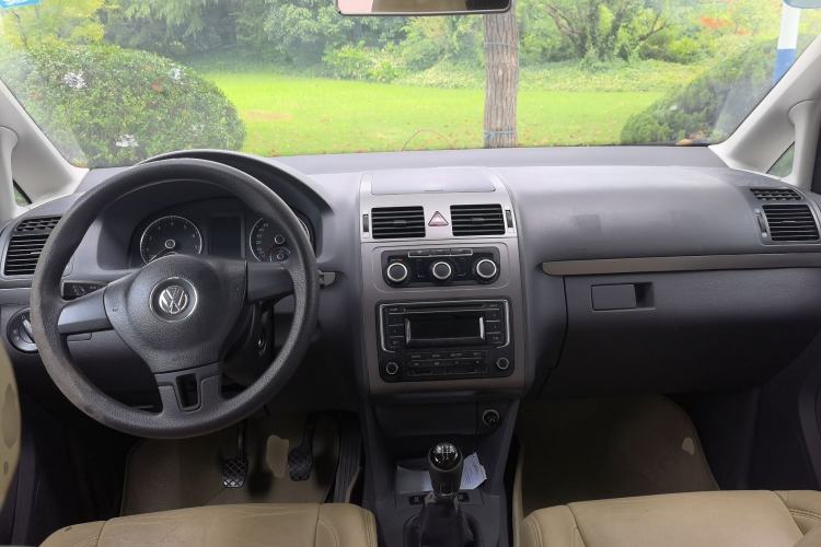 Used Volkswagen Touran 2015 1.4T Manual Fashion Edition 5-Seater Center Console