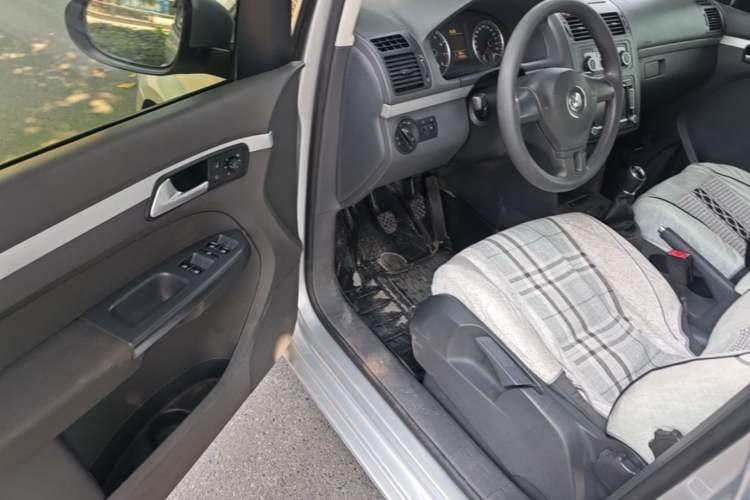 Used Volkswagen Touran 2015 1.4T Manual Fashion Edition 5-Seater Driver Seat