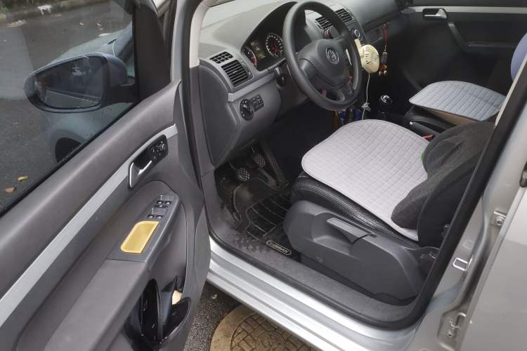 Used Volkswagen Touran 2015 1.4T Manual Fashion Edition 5-Seater Driver Seat