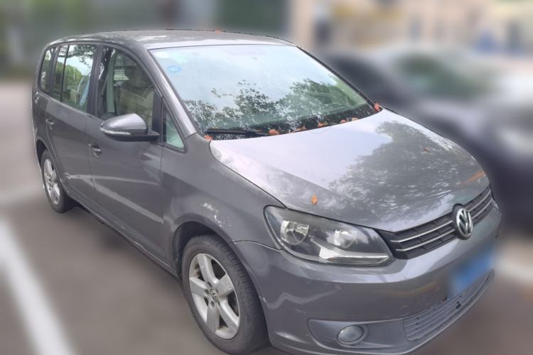 Used Volkswagen Touran 2015 1.4T Manual Fashion Edition 5-Seater Front Right 45 Deg