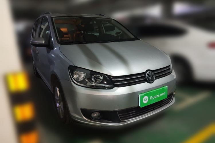 Used Volkswagen Touran 2015 1.4T DSG Comfort Edition 5 Seats Front Right 45 Deg