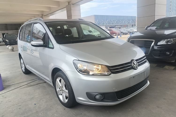 Used Volkswagen Touran 2015 1.4T DSG Comfort Edition 5 Seats Front Right 45 Deg