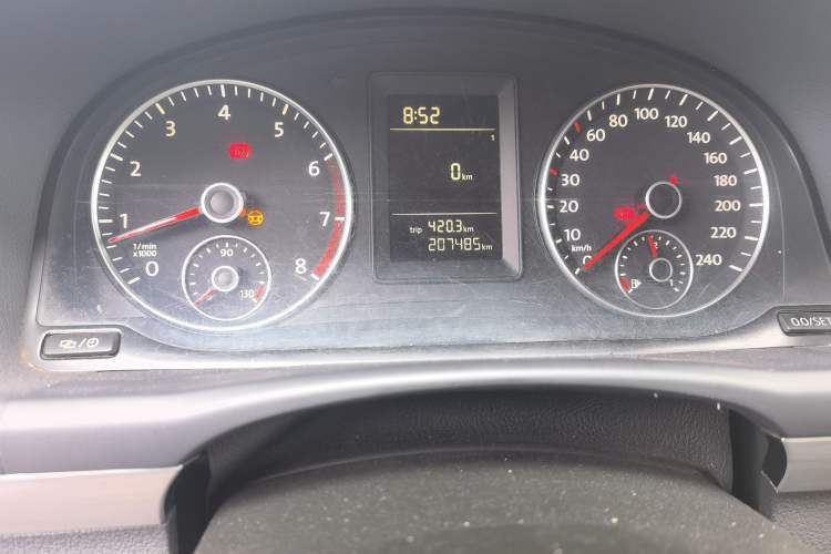 Used Volkswagen Touran 2015 1.4T Manual Fashion Edition 5-Seater Odometer Close Up