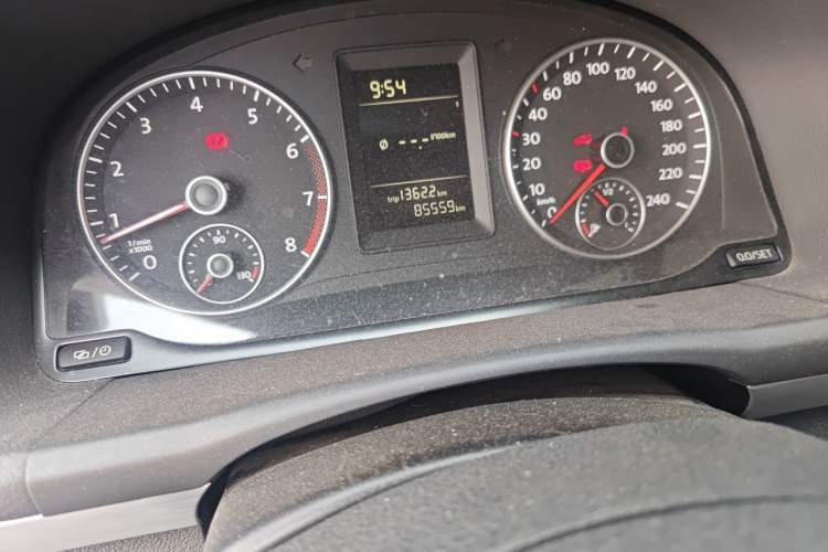Used Volkswagen Touran 2015 1.4T Manual Fashion Edition 5-Seater Odometer Close Up