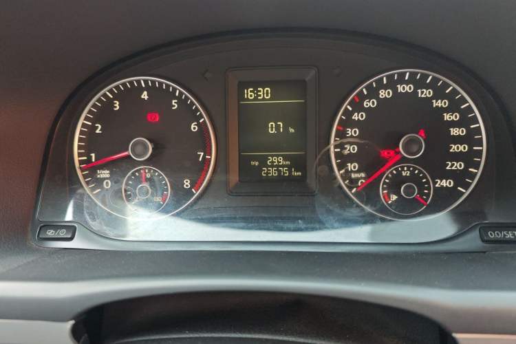 Used Volkswagen Touran 2015 1.4T Manual Fashion Edition 5-Seater Odometer Close Up