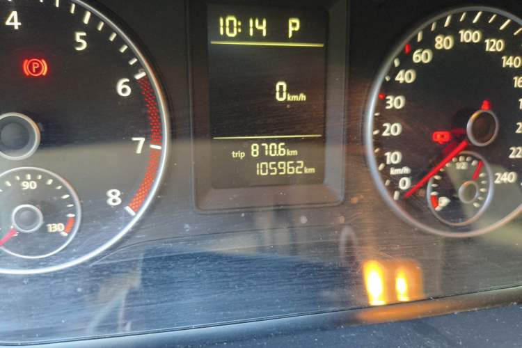 Used Volkswagen Touran 2015 1.4T DSG Comfort Edition 5 Seats Odometer Close Up