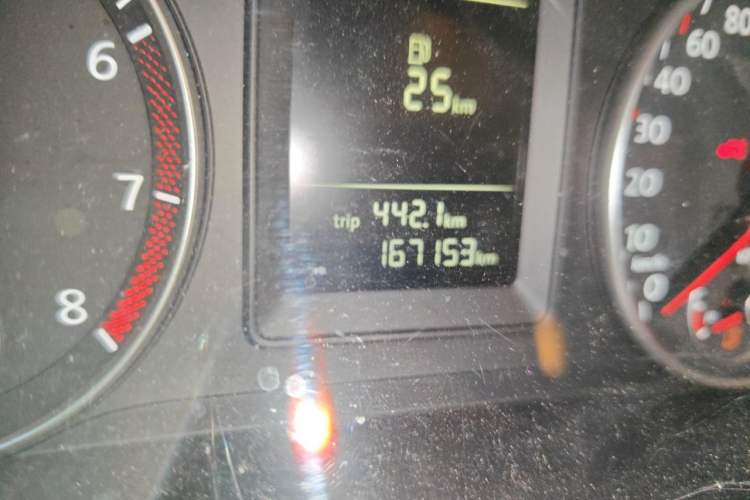 Used Volkswagen Touran 2015 1.4T DSG Comfort Edition 5 Seats Odometer Close Up