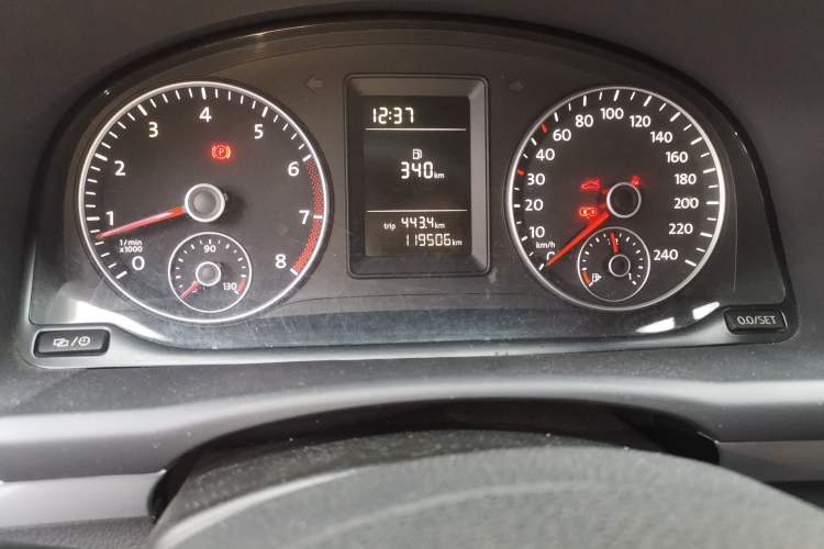 Used Volkswagen Touran 2015 1.4T Manual Fashion Edition 5-Seater Odometer Close Up