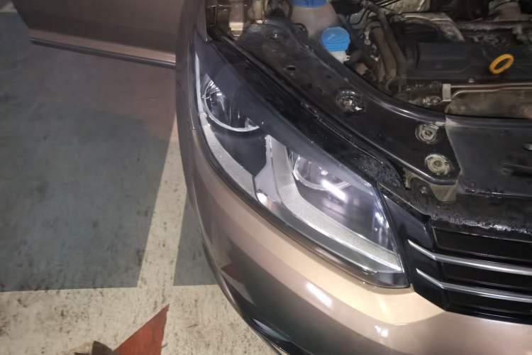 Used Volkswagen Touran 2015 1.4T DSG Comfort Edition 5 Seats Right Front Headlight