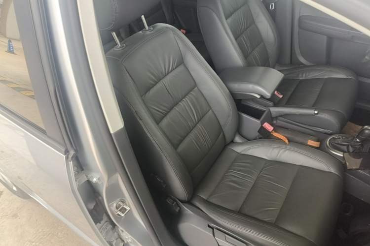 Used Volkswagen Touran 2015 1.4T DSG Comfort Edition 5 Seats Right Front Seat
