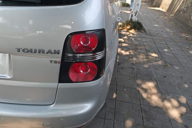 Used Volkswagen Touran 2015 1.4T Manual Fashion Edition 5-Seater Right Rear Taillight