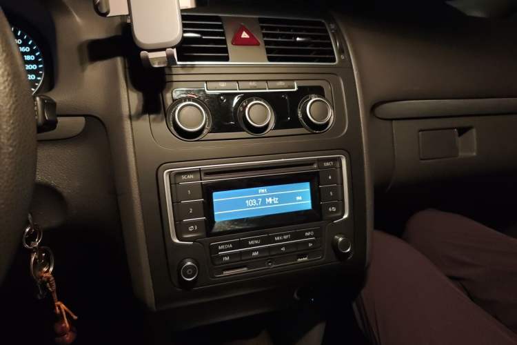 Used Volkswagen Touran 2015 1.4T DSG Comfort Edition 5 Seats Audio And AC Panel