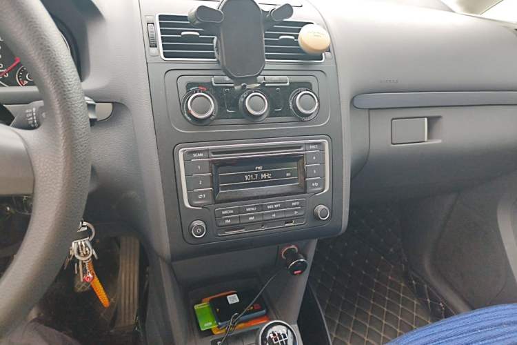 Used Volkswagen Touran 2015 1.4T Manual Comfort Edition 5-Seater Audio And AC Panel