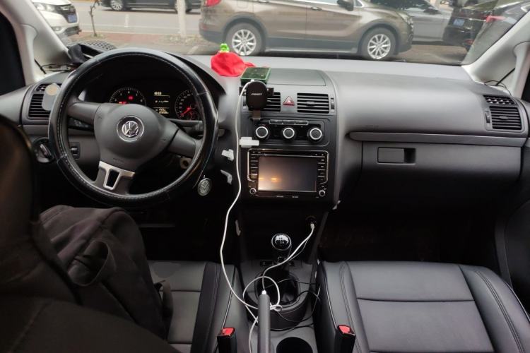 Used Volkswagen Touran 2015 1.4T Manual Fashion Edition 5-Seater Center Console