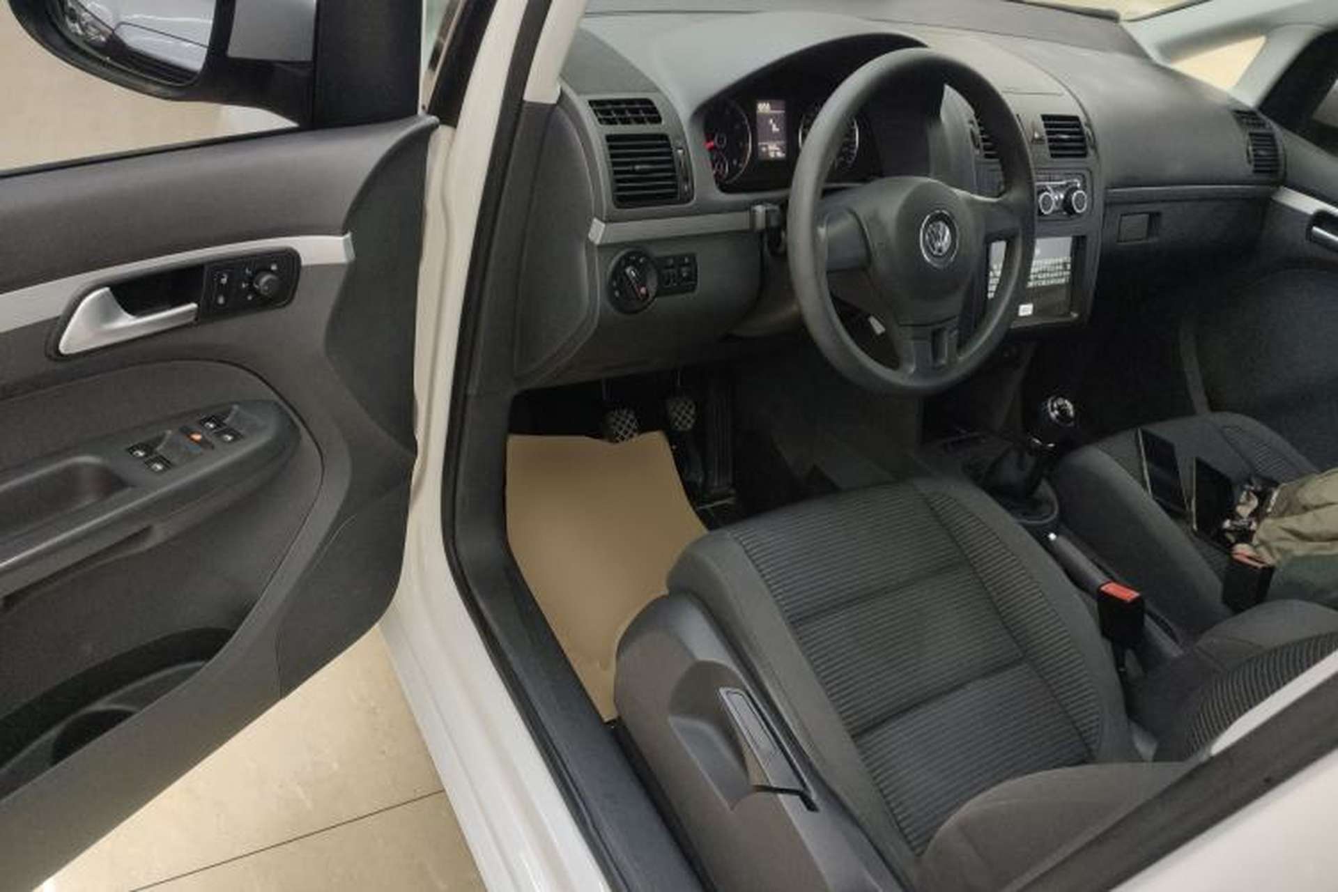 Used Volkswagen Touran 2015 1.4T Manual Fashion Edition 5-Seater Driver Seat