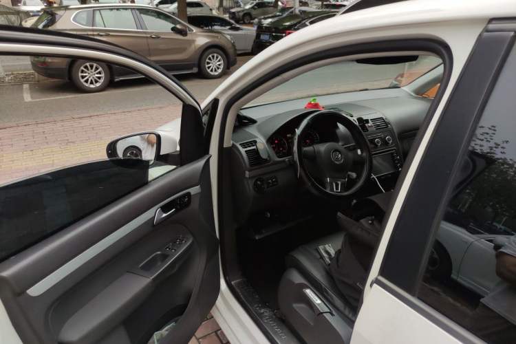 Used Volkswagen Touran 2015 1.4T Manual Fashion Edition 5-Seater Driver Seat