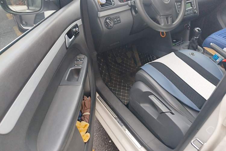 Used Volkswagen Touran 2015 1.4T Manual Comfort Edition 5-Seater Driver Seat