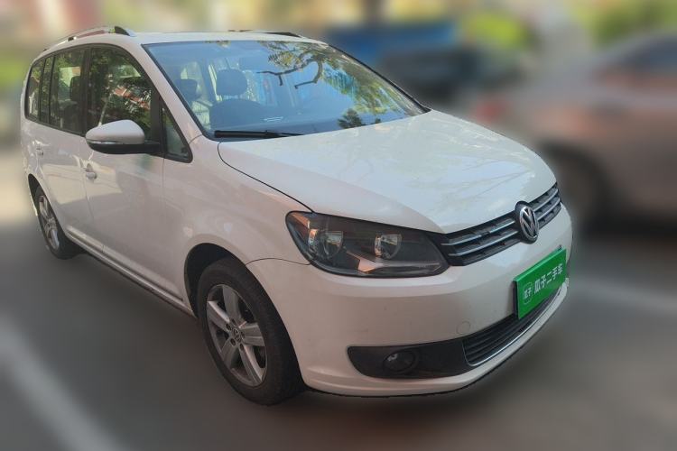 Used Volkswagen Touran 2015 1.4T DSG Comfort Edition 5 Seats Front Right 45 Deg