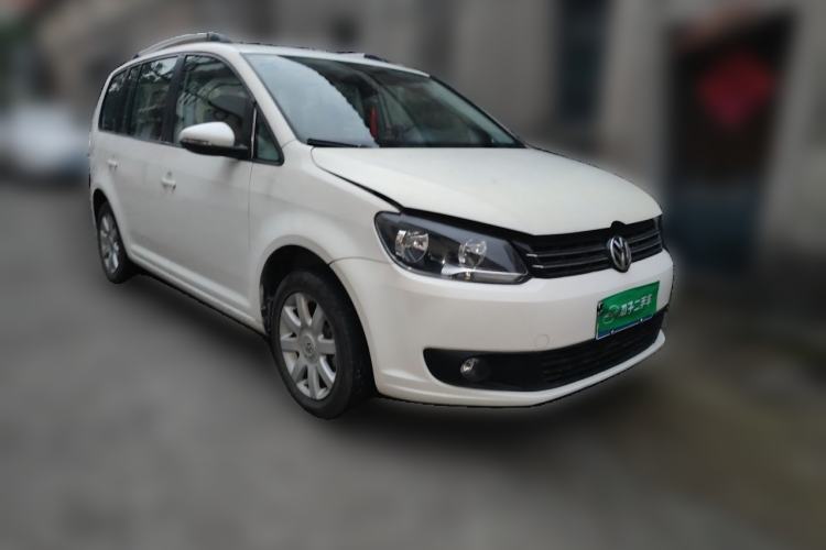 Used Volkswagen Touran 2015 1.4T Manual Fashion Edition 5-Seater Front Right 45 Deg