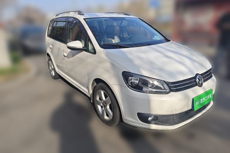 Used Volkswagen Touran 2015 1.4T Manual Fashion Edition 5-Seater Front Right 45 Deg