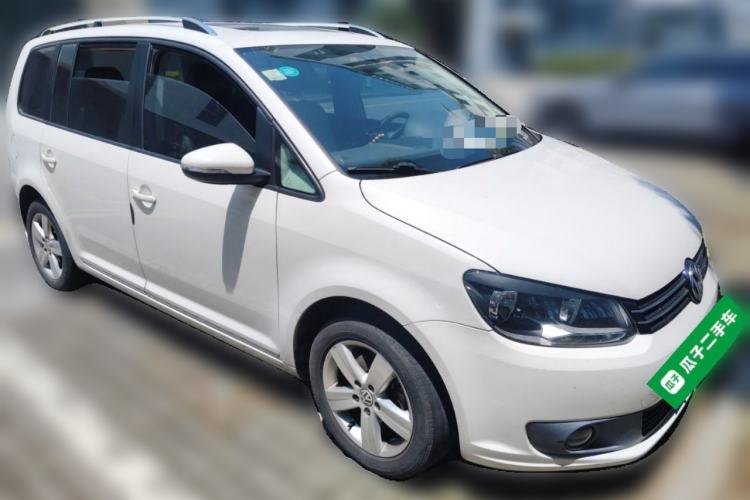 Used Volkswagen Touran 2015 1.4T DSG Comfort Edition 5 Seats Front Right 45 Deg