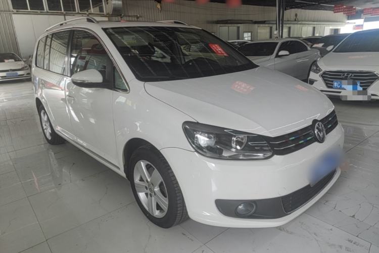 Used Volkswagen Touran 2015 1.4T DSG Comfort Edition 5 Seats Front Right 45 Deg