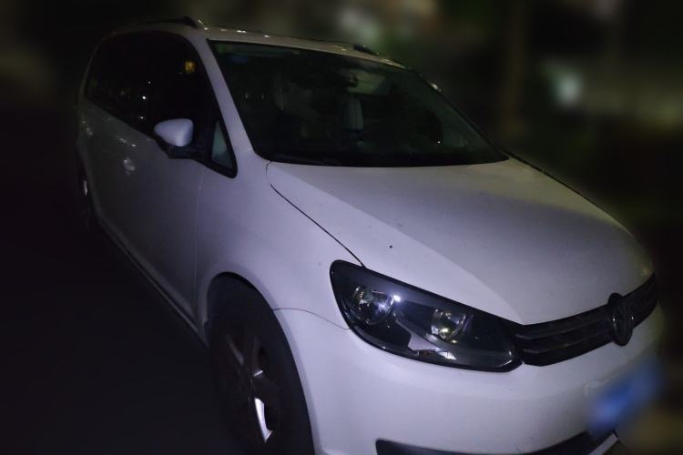 Used Volkswagen Touran 2015 1.4T DSG Comfort Edition 5 Seats Front Right 45 Deg