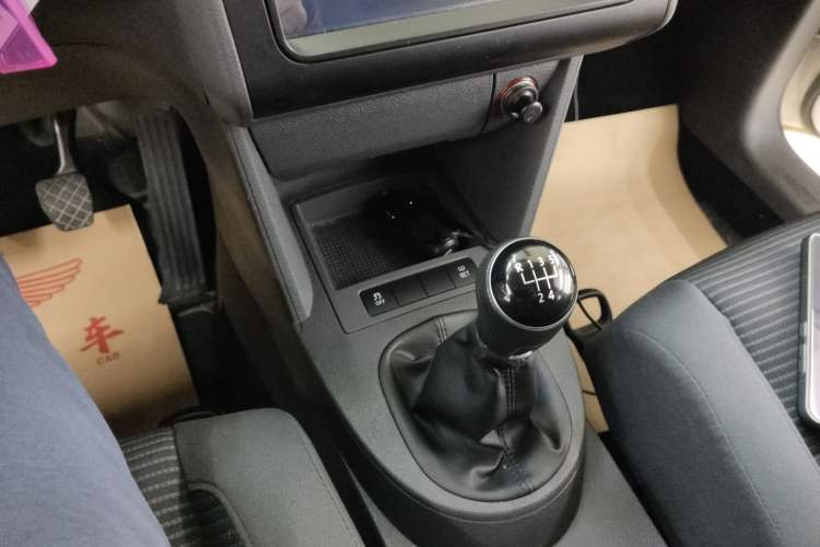 Used Volkswagen Touran 2015 1.4T Manual Fashion Edition 5-Seater Gear Lever