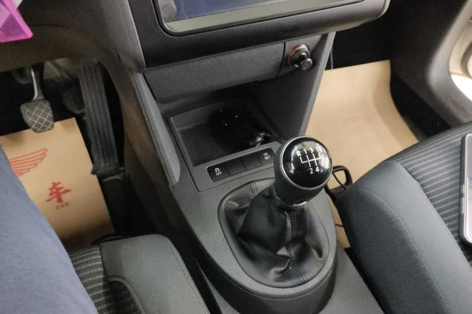 Used Volkswagen Touran 2015 1.4T Manual Fashion Edition 5-Seater Gear Lever
