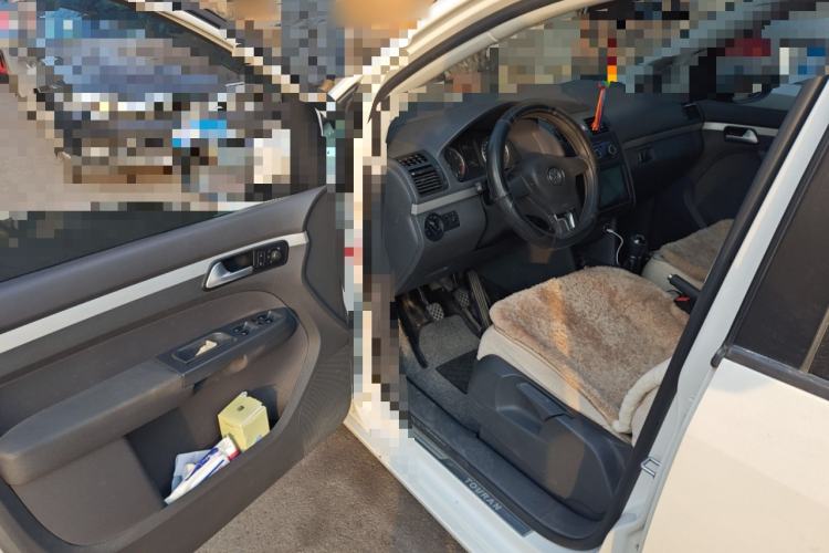 Used Volkswagen Touran 2015 1.4T Manual Fashion Edition 5-Seater Interior 3