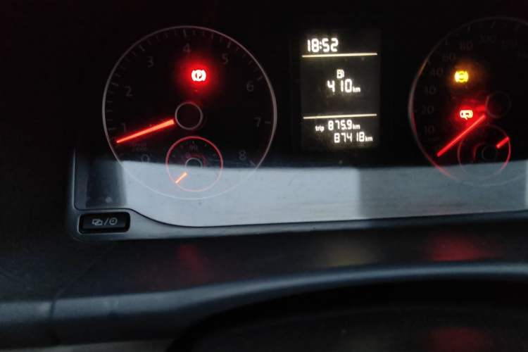Used Volkswagen Touran 2015 1.4T Manual Fashion Edition 5-Seater Odometer Close Up