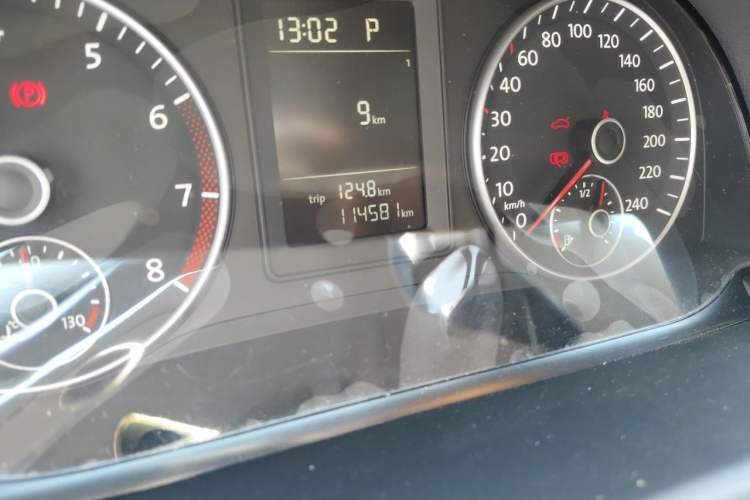 Used Volkswagen Touran 2015 1.4T DSG Comfort Edition 5 Seats Odometer Close Up