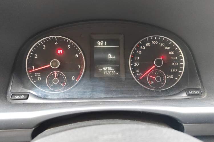 Used Volkswagen Touran 2015 1.4T Manual Fashion Edition 5-Seater Odometer Close Up
