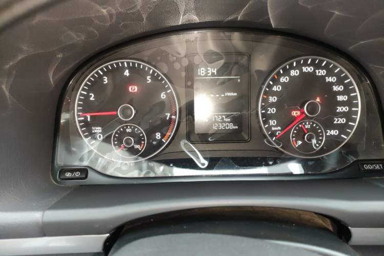 Used Volkswagen Touran 2015 1.4T Manual Fashion Edition 5-Seater Odometer Close Up